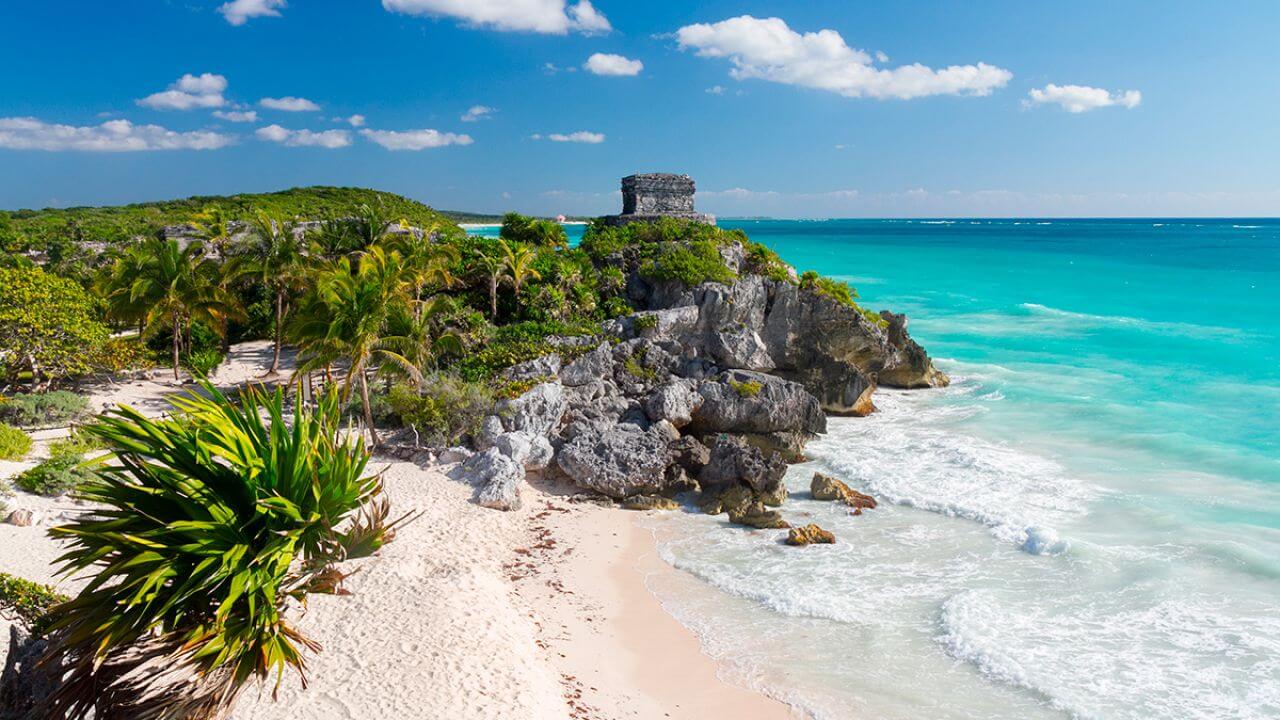 Ruines mayas de Tulum surplombant la mer turquoise, Riviera Maya