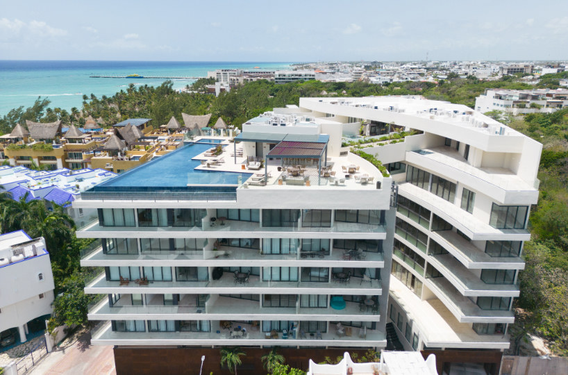 Résidence moderne avec piscine sur rooftop à Playa del Carmen, vue aérienne