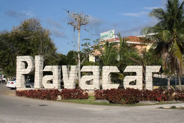 Rue résidentielle verdoyante à Playacar, Playa del Carmen